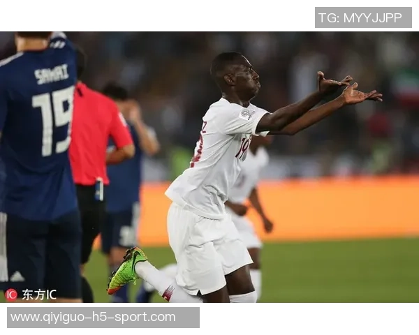 美国演员甜茶佩戴拜仁手套引热议拜仁官推称赞查拉梅懂球