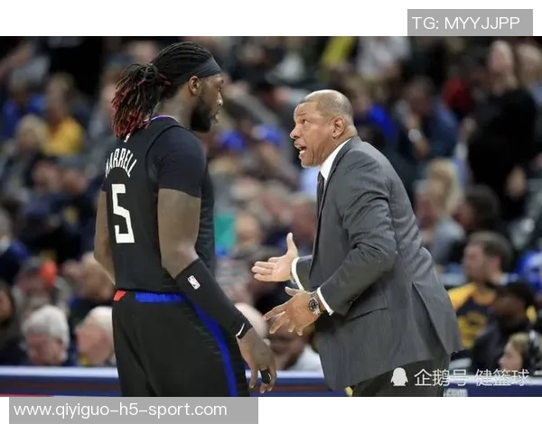 费尔斯冲突后情绪激动被拦截安全护送回更衣室过程引关注